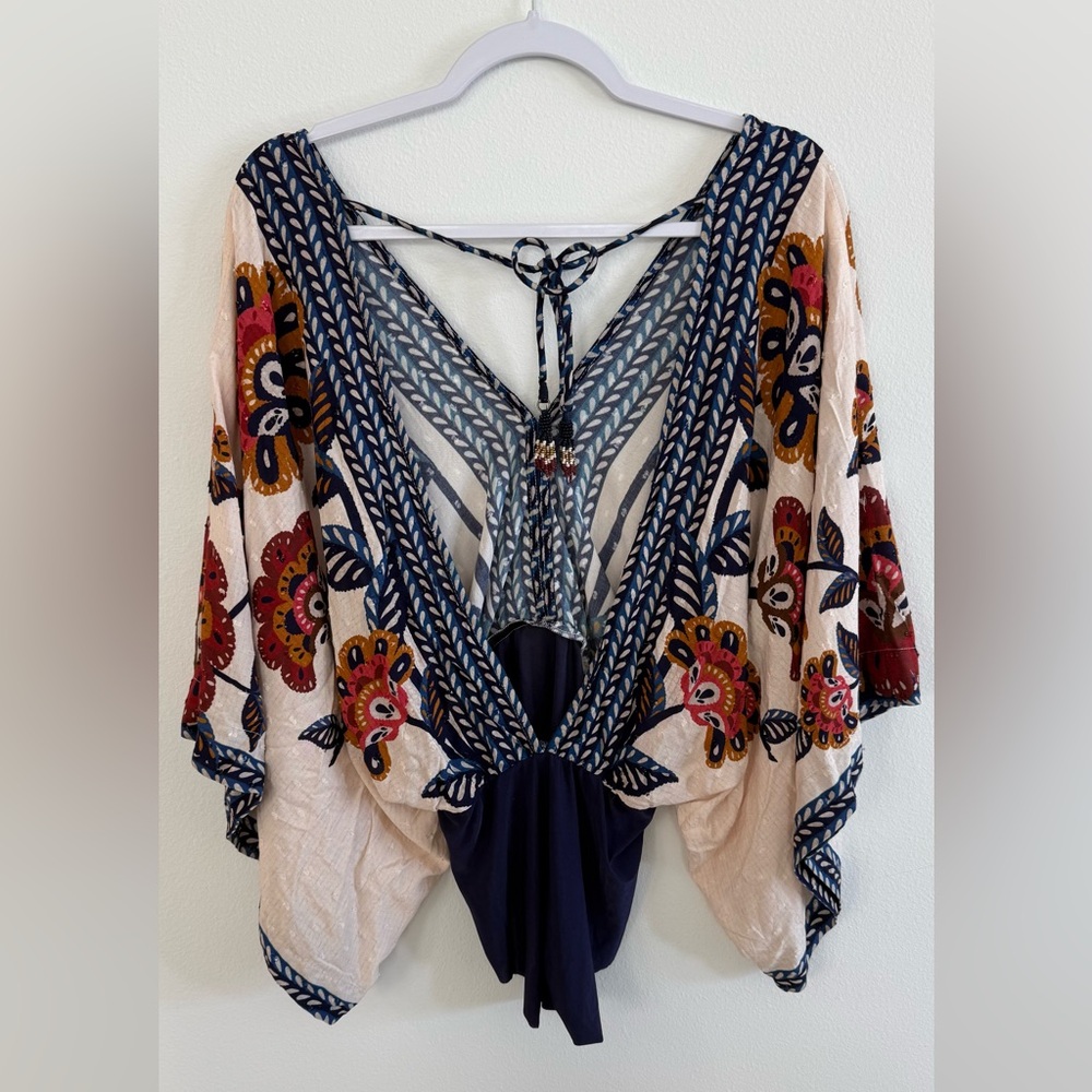 Sold M ! S available
Farm Rio bodysuit butterfly kaftan sleeves with Back ties - Picture 4 of 8